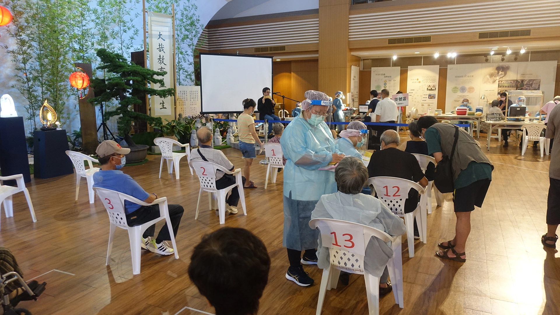 為方便年長者，承擔施打的台中慈濟醫院採宇美町式施打，為紓解長者緊張心情，現場有音樂志工演奏樂器。