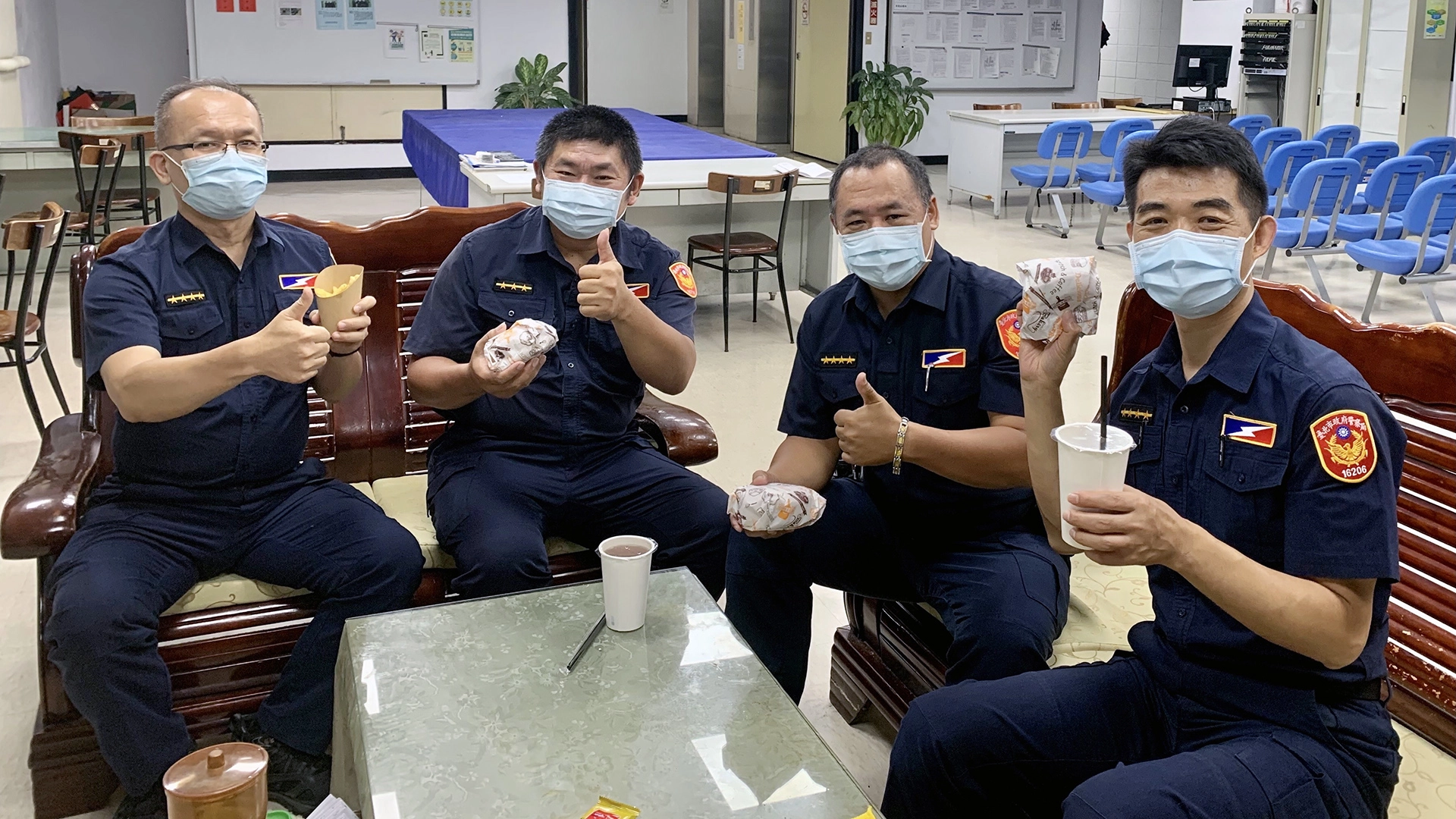 佳舍空間設計有限公司透過國際佛光會中華總會「e起復蔬,全民相挺」活動,捐贈280份美式素食漢堡套餐,力挺執行防疫工作的保大員警。