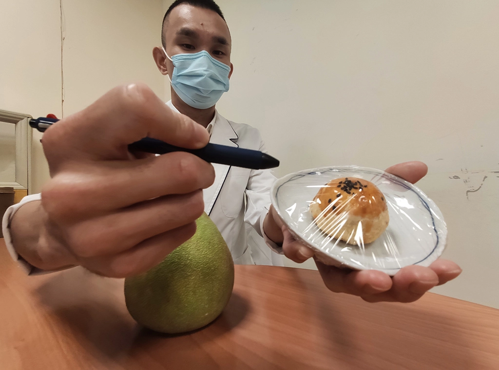 月餅的熱量高,營養師建議與家人一起享用分攤熱量,更增進家人之間的親情溫暖。