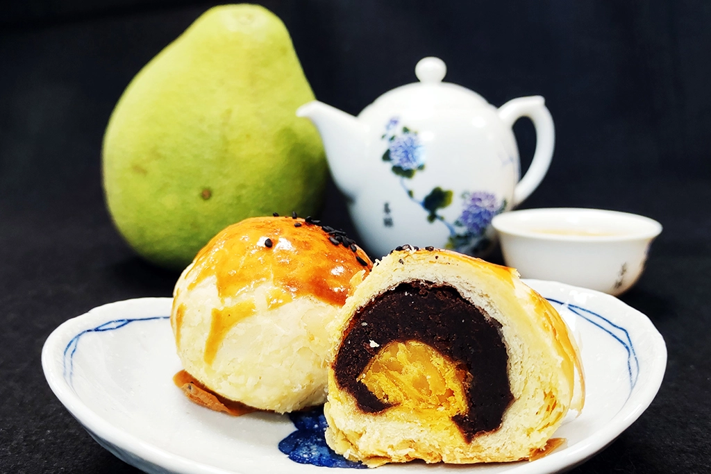 月餅、柚子搭配一壺無糖熱茶,品嘗時最能感受到傳統中秋節的氣氛。