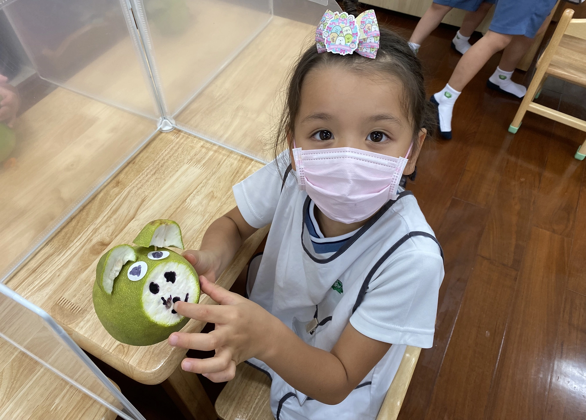 利用柚子做創意,孩子們開心製作自己專屬的柚子豬。