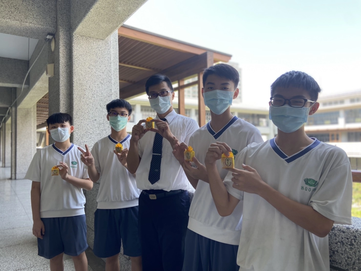 中央廚房提供飯後點心(鳳梨酥),國三知足師生很開心、很有節慶的氛圍。