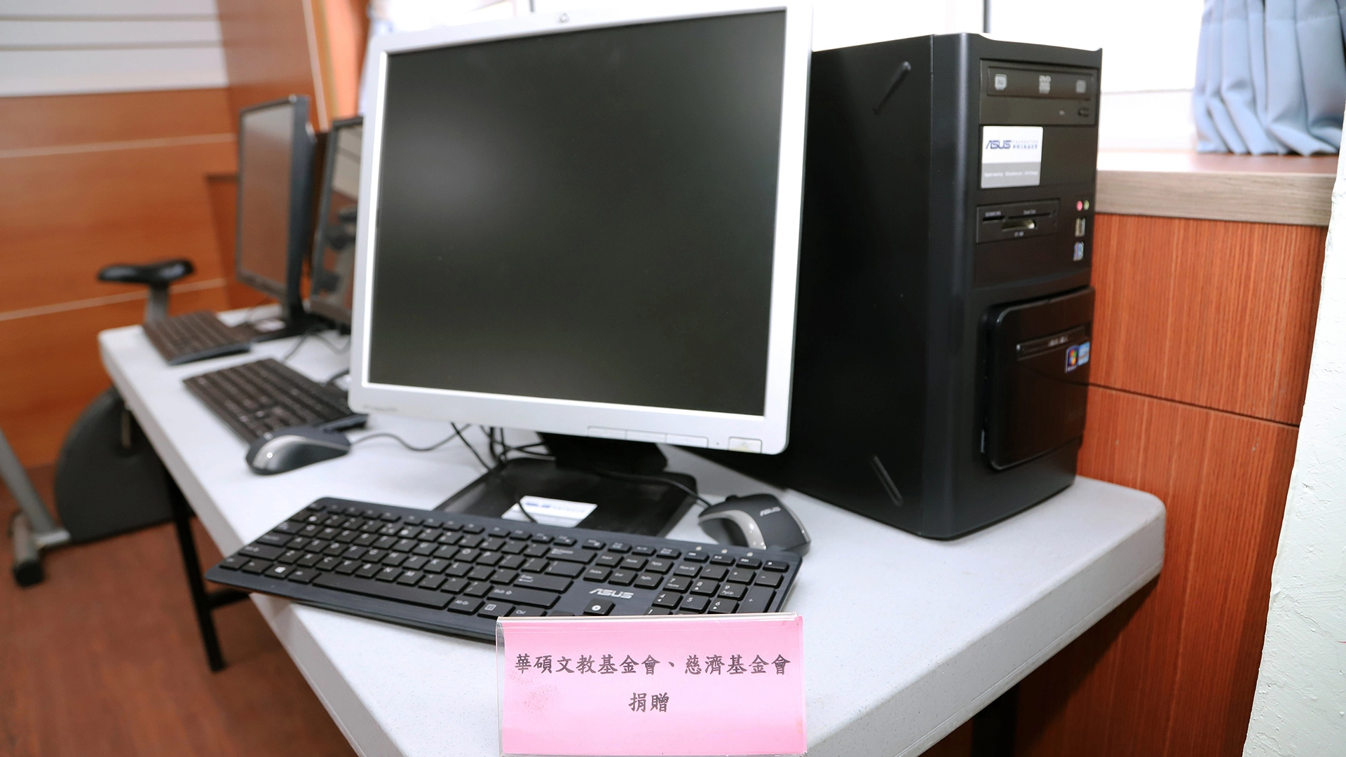 華碩文教基金會將回收的舊電腦,整修成堪用的電腦再回贈給需要的學校,不但能夠拉近城鄉學校的數位落差,在學校教育來說,更是對資源回收再利用的環保理念,最強而有力的證明。