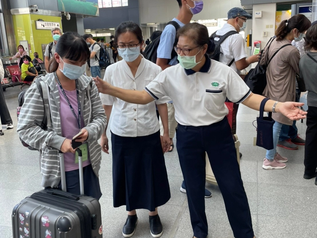 為了讓六百多位住宿生能夠安全又平安的回到家,慈大附中校長(圖右)、師長與家長會一同到火車站陪伴