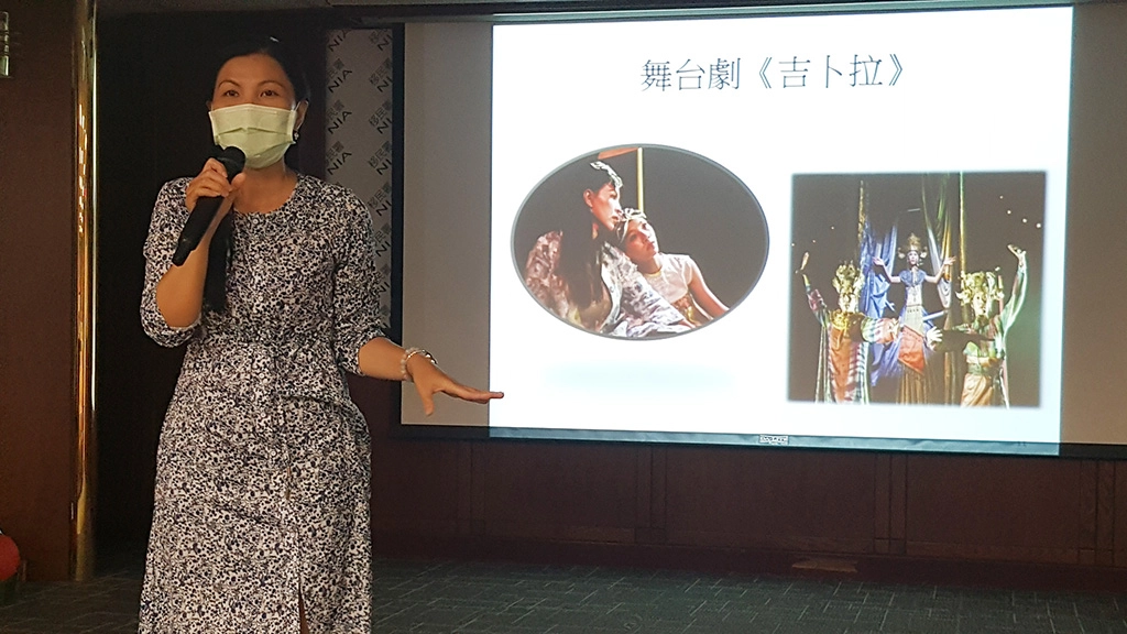 陳秋柳與女兒鄭琬諠一起演舞台劇《吉卜拉》時,發現女兒有演戲的才華。