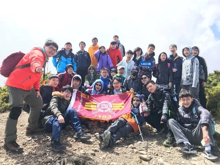 江青釗(左一)認為,學會互相合作,是登山最大的收穫。(攝於2018年)