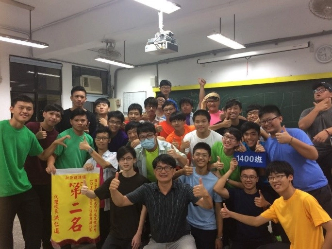 江青釗(前排右四)以身作則,努力成為言行合一的典範。(攝於2016年)
