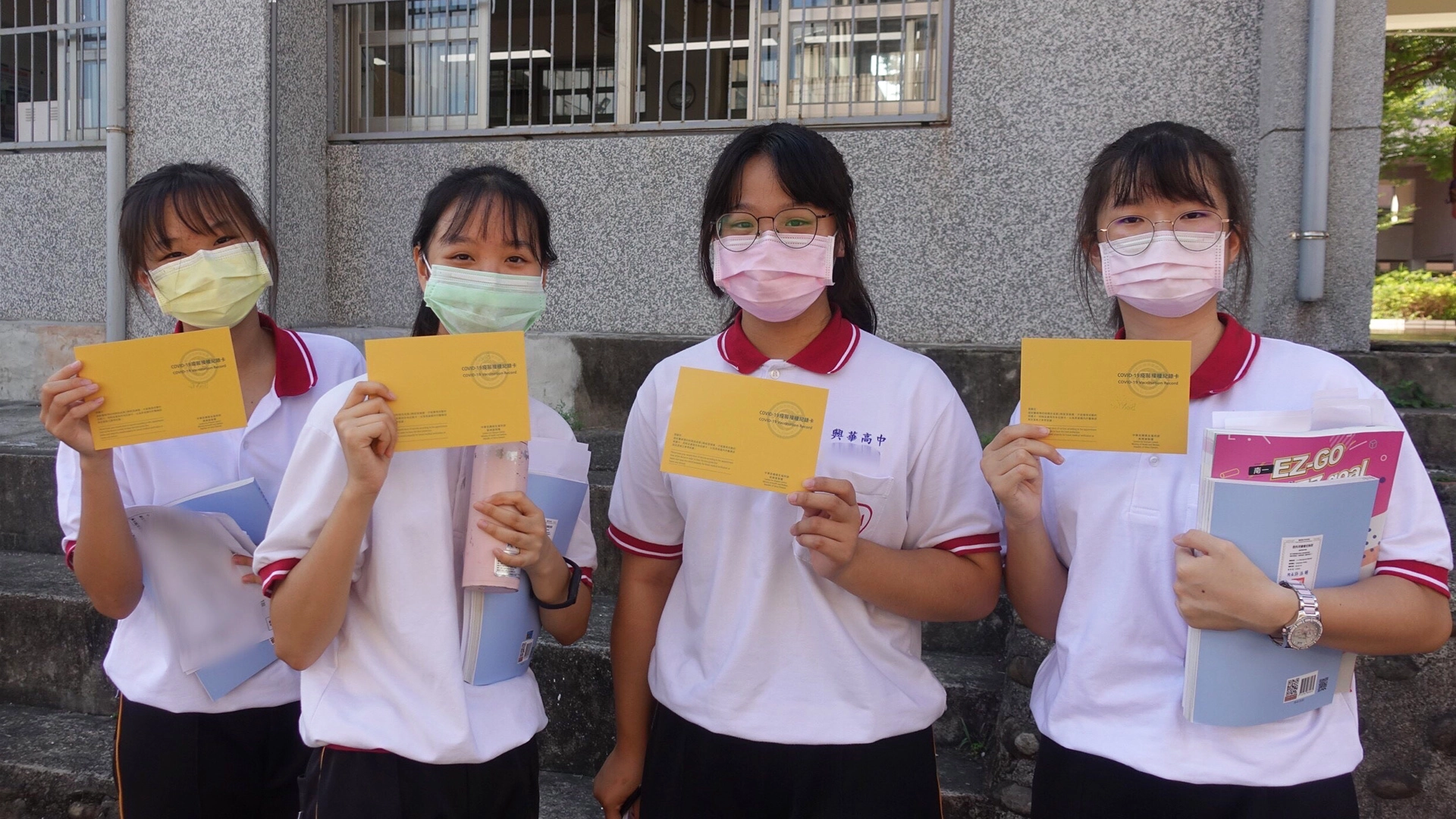 苗栗縣9月22日起進行校園疫苗(BNT)接種服務,學生開心秀出Covid-19疫苗接種紀錄卡。