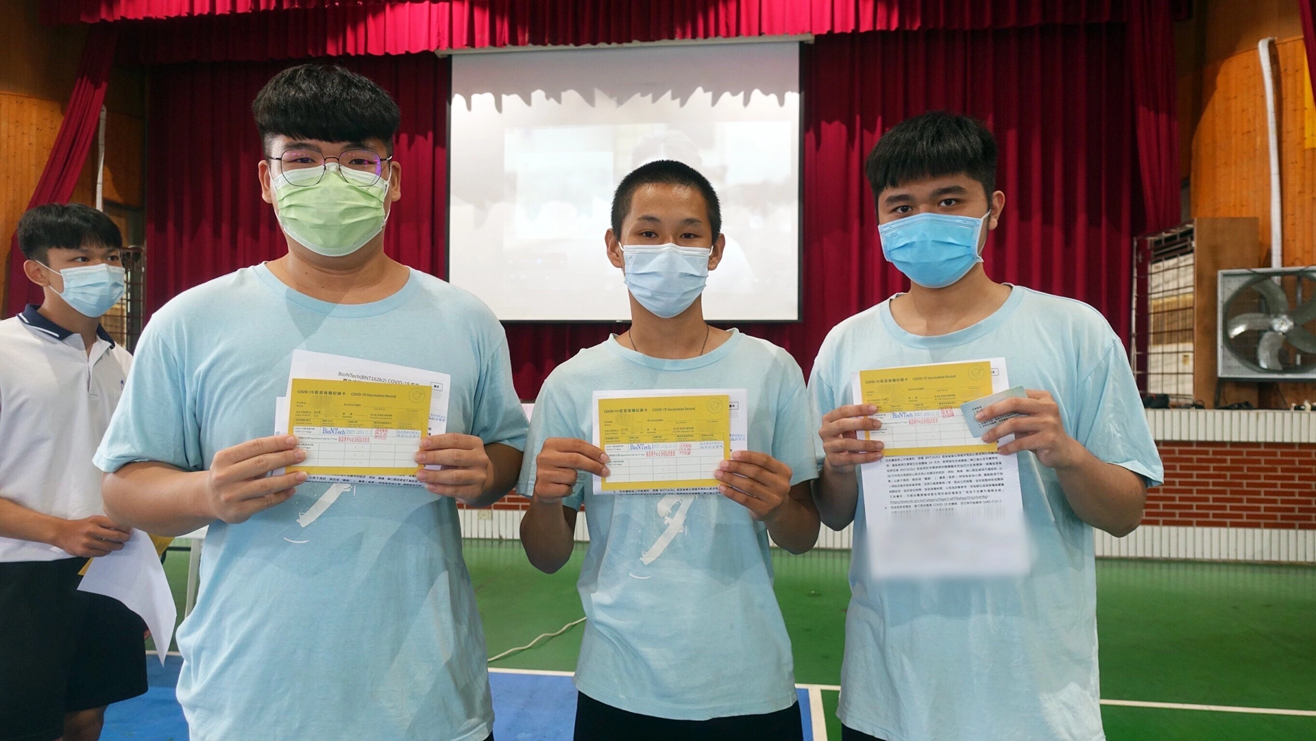苗栗縣政府9月22日起進行校園疫苗(BNT)接種服務,興華高中學生一早依序排隊接種。