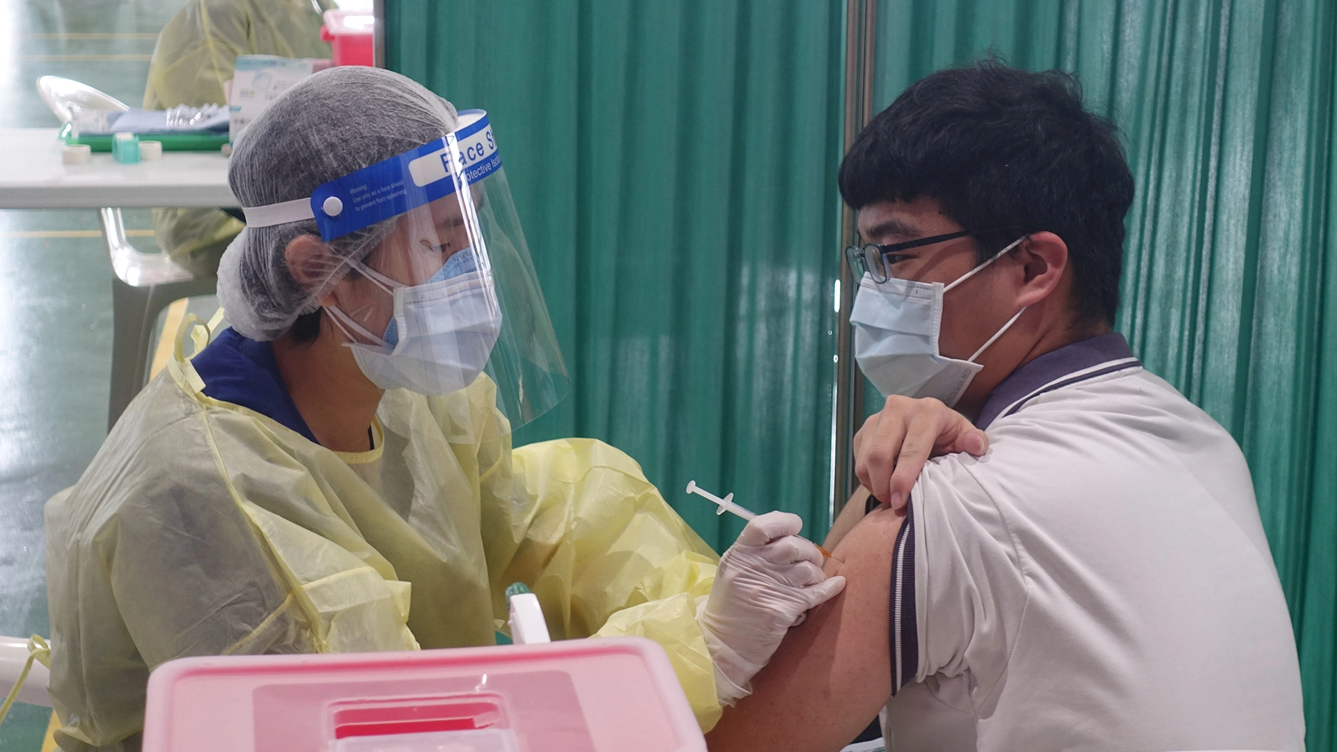 苗栗縣政府9月22日起進行校園疫苗(BNT)接種服務,學生們挽袖接種疫苗。
