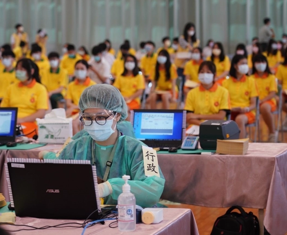 育成高中以校內的活動中心做為這次校園接種BNT疫苗的學生人數,共計有1736人高達96%。