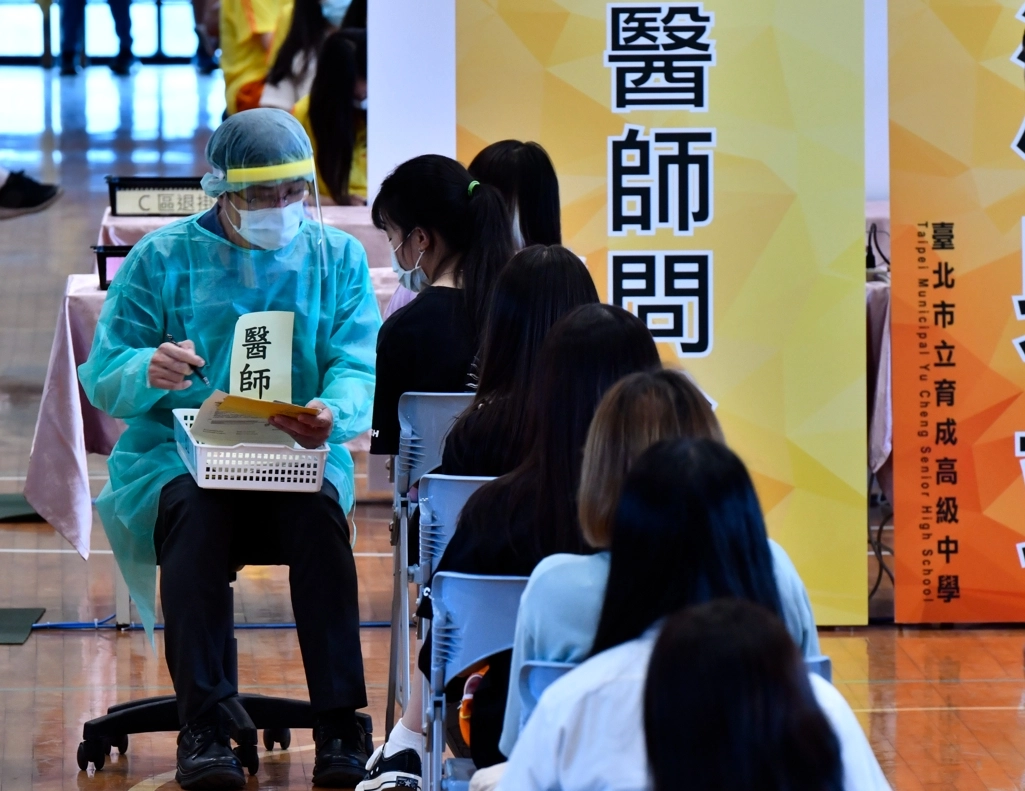 BNT疫苗22日起在全臺部分縣市地區開始進行施打作業,臺北市育成高中做足準備。