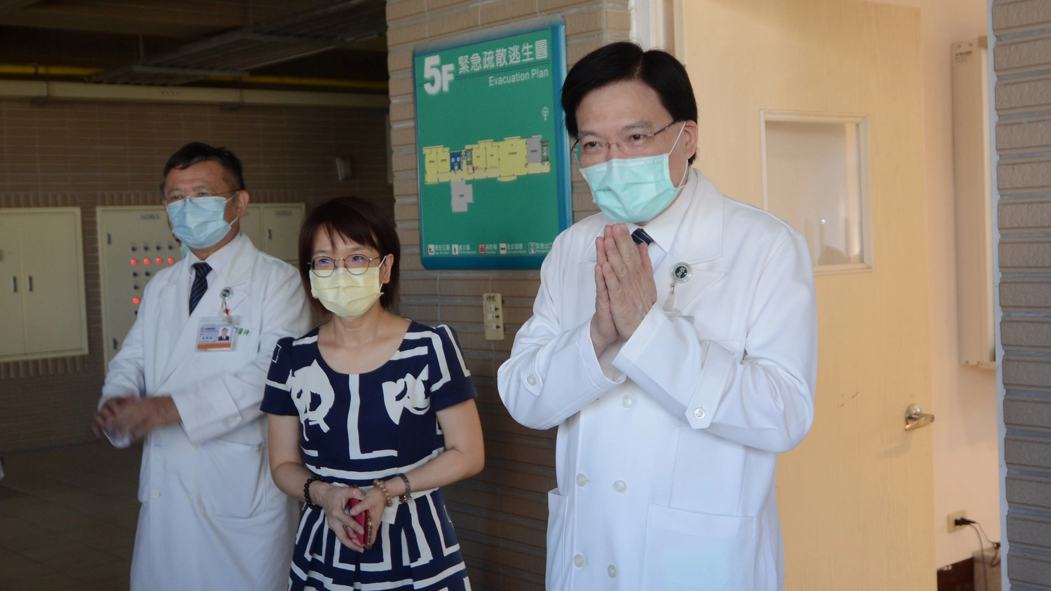 台北慈濟醫院趙有誠院長表示,醫院為進行校園施打作業已做好萬全準備,將提供學子們最完善的服務;黃美娟校長感恩慈濟基金會及企業捐贈BNT疫苗,提供學生們接種。