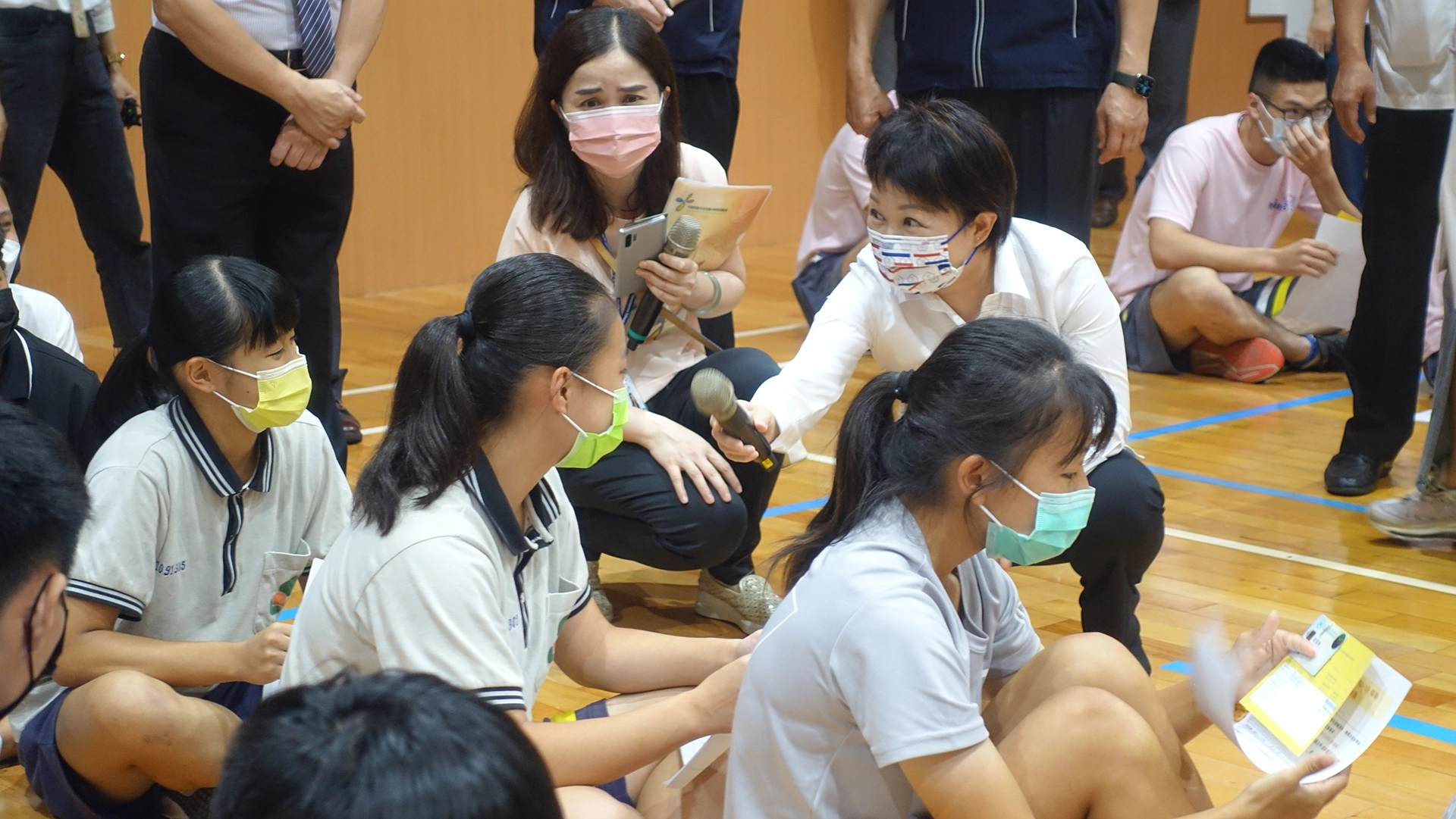 盧秀燕市長以有獎徵答方式降低學生緊張情緒,帶領學生一同了解接種注意事項。