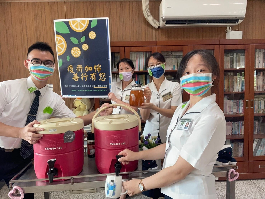 國小輔導室張婉如主任(右2)帶著團隊一起在校園中推行動餐車,營造歡樂的募心募愛氛圍。