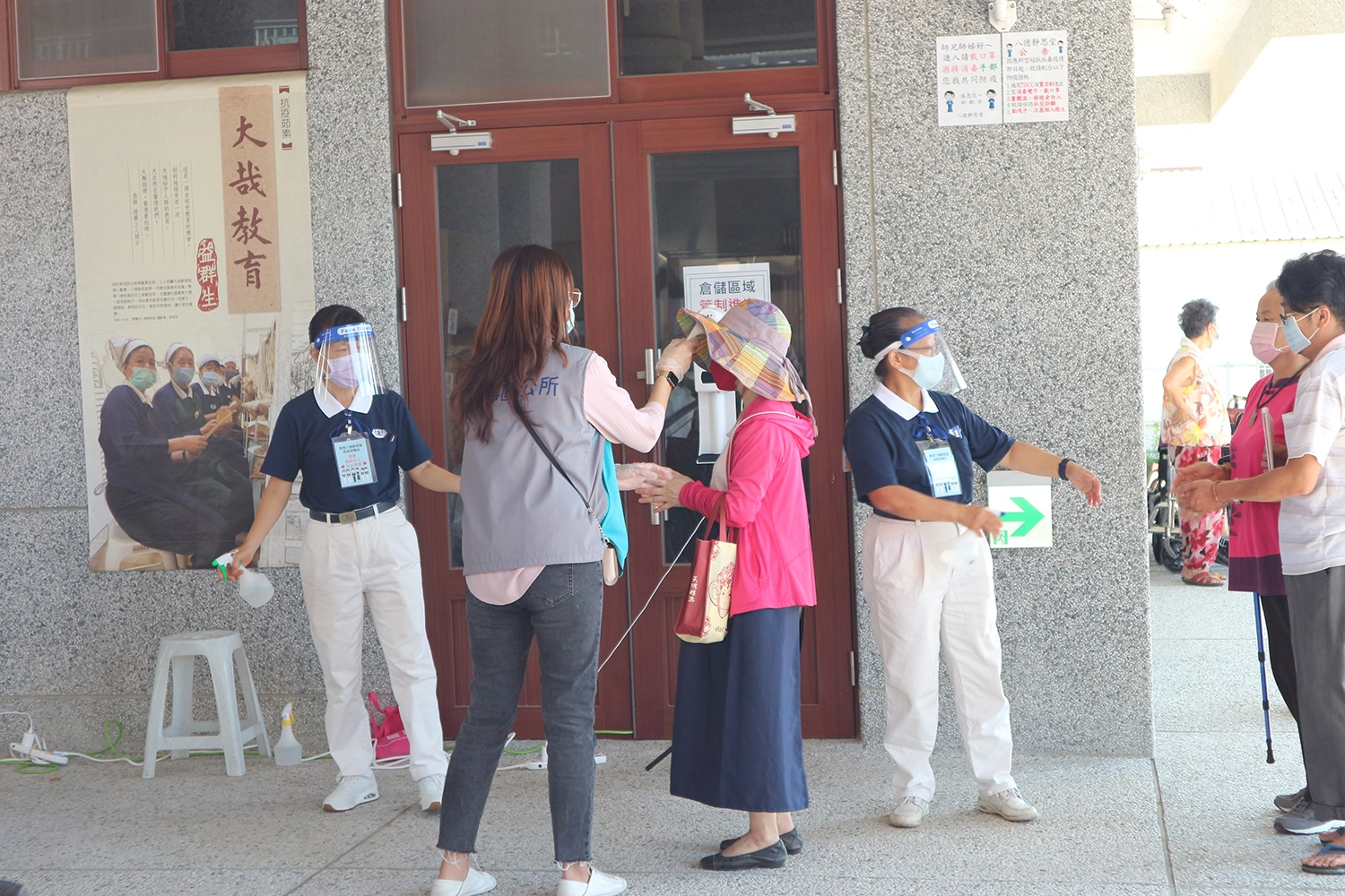 慈濟八德靜思堂苗接種站,25日開始運作,本次主要為第九期桃園市75歲以上長者進行第二劑莫德納疫苗接種。