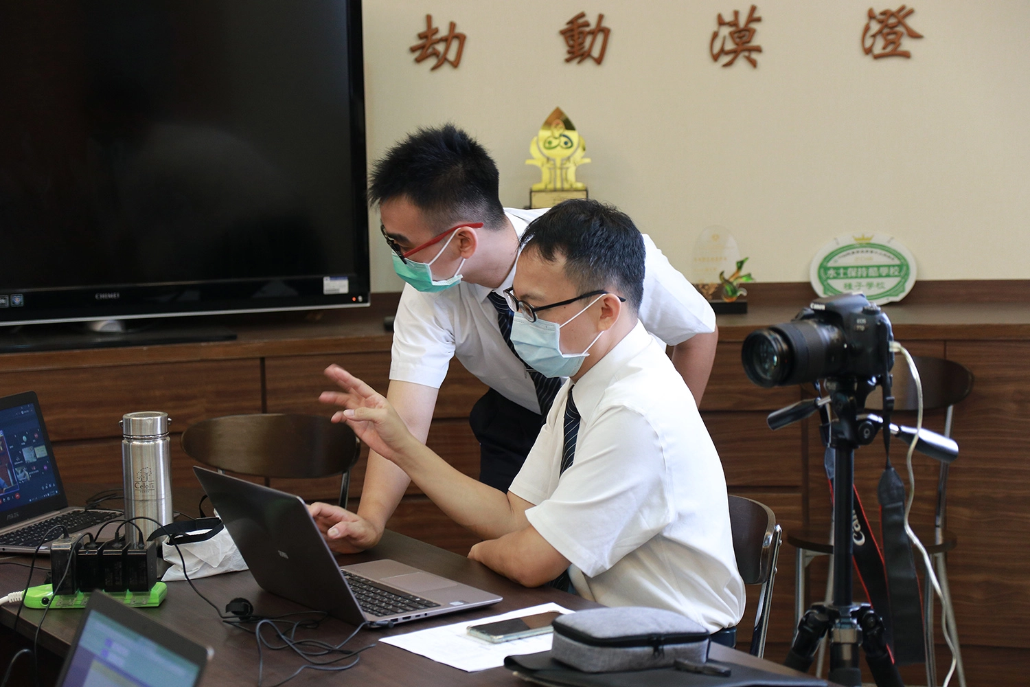 學校首次挑戰線上親師日,教職同仁們均花了許多時間處理前置作業。(陳天和攝)