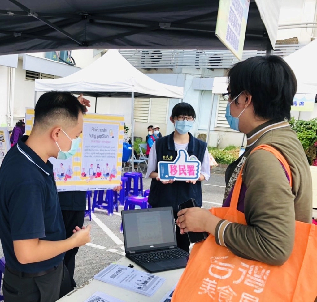 臺東縣專勤隊及服務站於會場設攤宣導,並與現場民眾以有獎徵答方式互動。