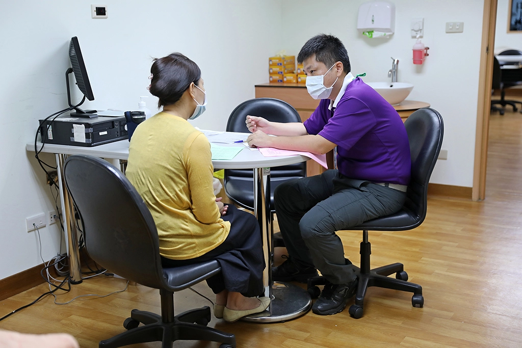 正式OSCE前,訓練師與標準化病人討論劇本達到共識。