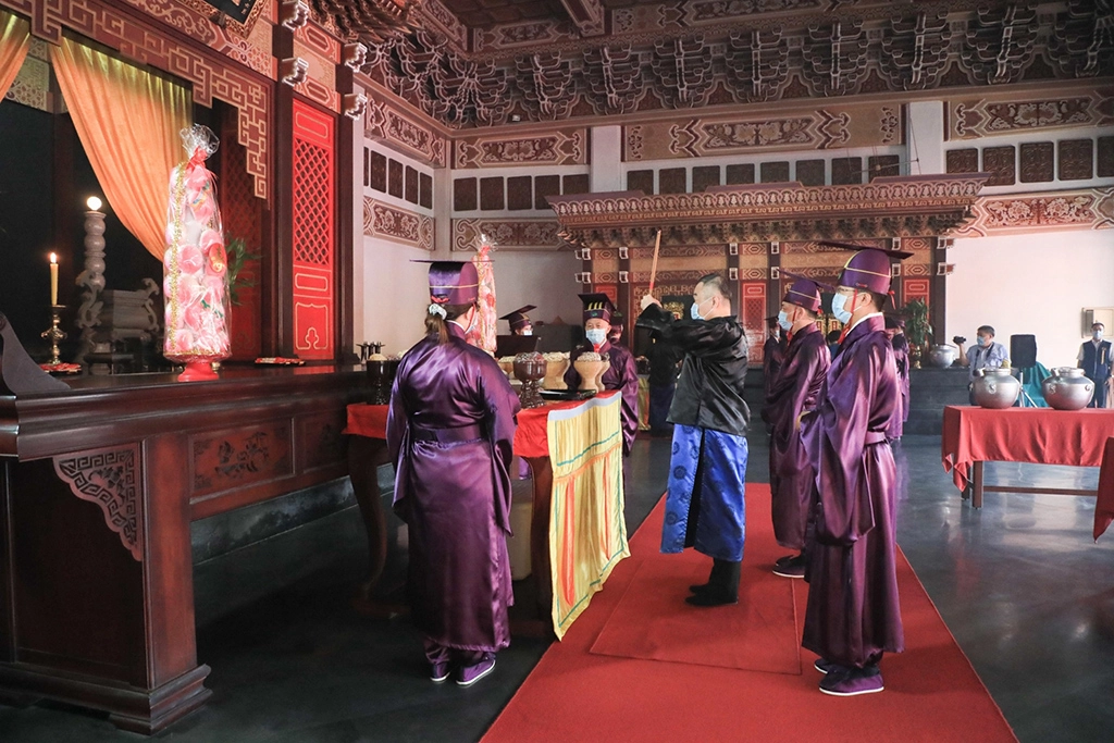 中市祭孔大典線上直播,黃副市長任正獻官循古禮表敬意。