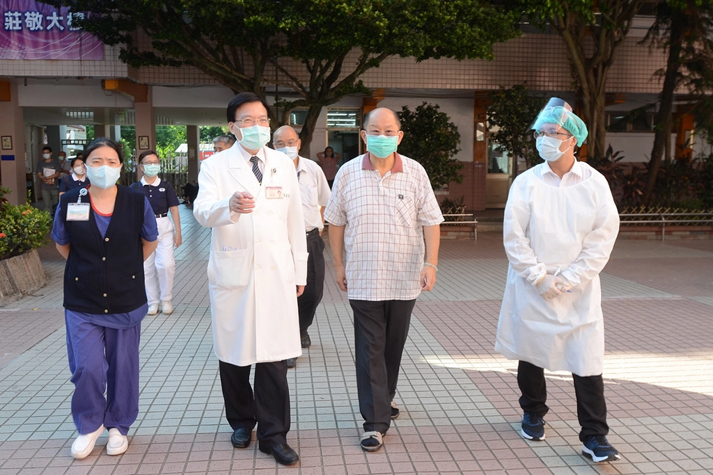 9月28日,台北慈濟醫院醫護團隊前進莊敬高職為學生施打疫苗,趙有誠院長(左二)前往關懷。左一為何佩柔護理長、右二為該校王傳亮董事長。