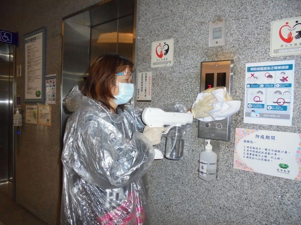 校園展開全面大清消,教職員改採居家上班。