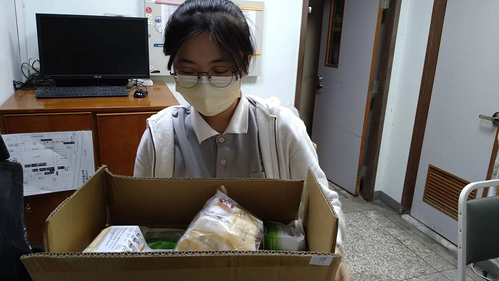 造冊採檢快篩陰性的學生,仍請其自主健康管理,人文處已送香積麵、香積飯至學生宿舍,提供給自主健康管理有需求的學生利用。