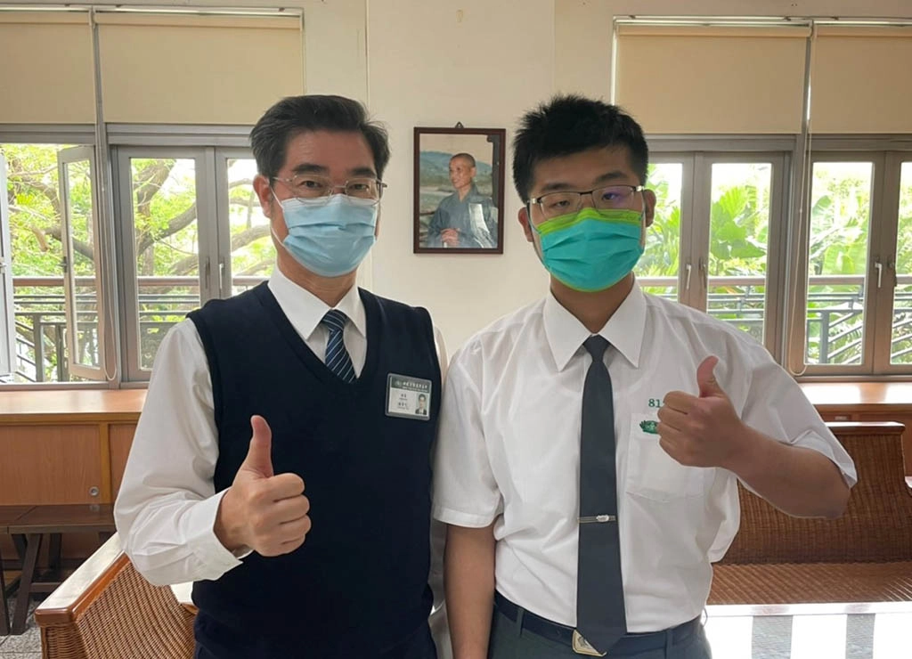 張博鈞同學曾經獲得台南文學獎新詩青少組首獎,今年通過大中國文學系、台師大國文學系、歷史學系第一階段。