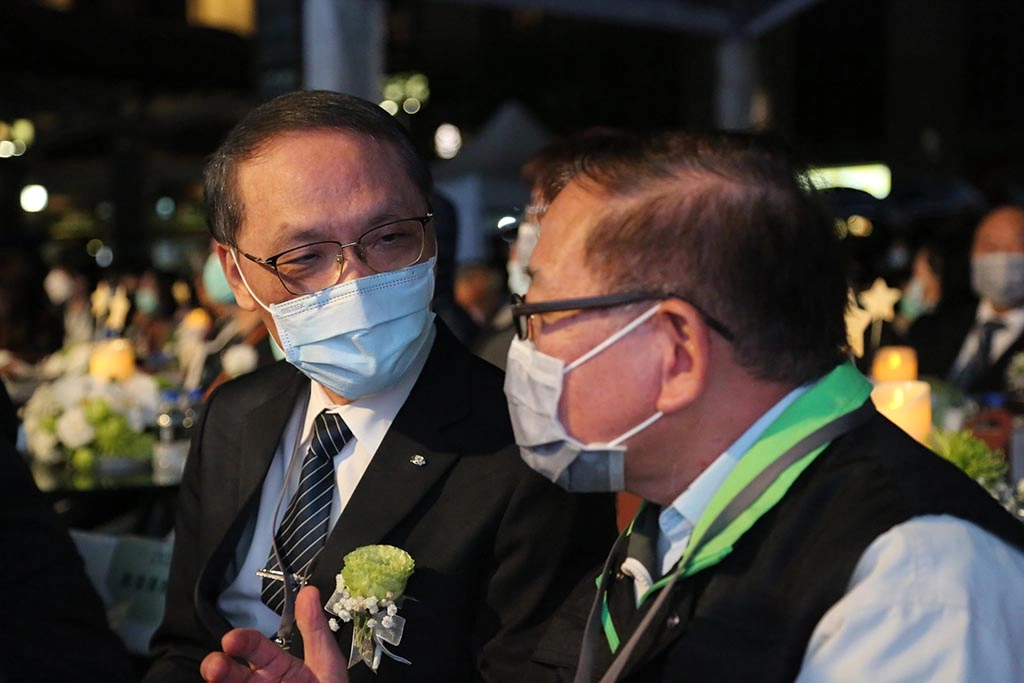 慈濟基金會執行長顏博文(左)與會追思祈福和祝福罹難者家屬、受傷的人,能早日走出陰霾,回歸正常的生活。