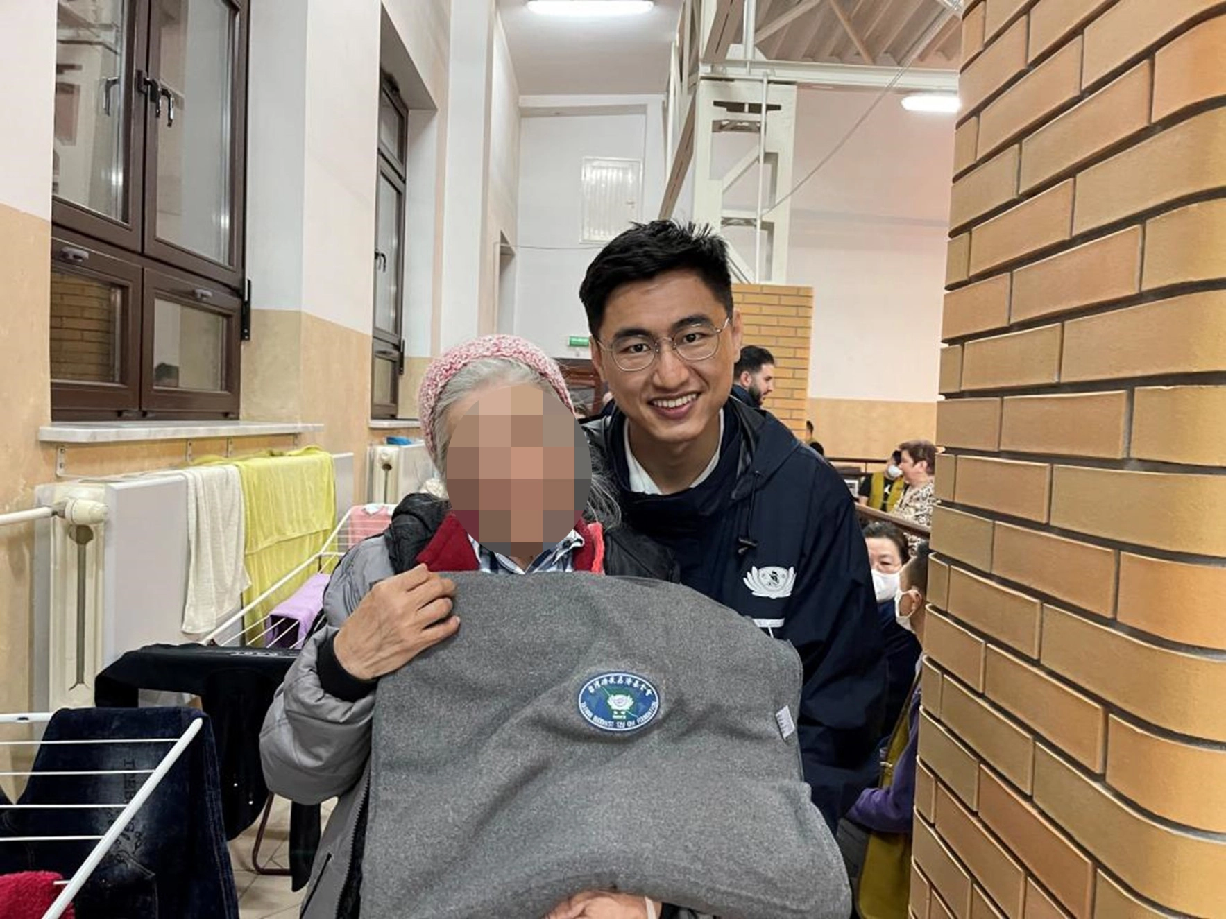 烏國難民收到來自台灣的賑災環保毛毯,有著滿滿的感動。
