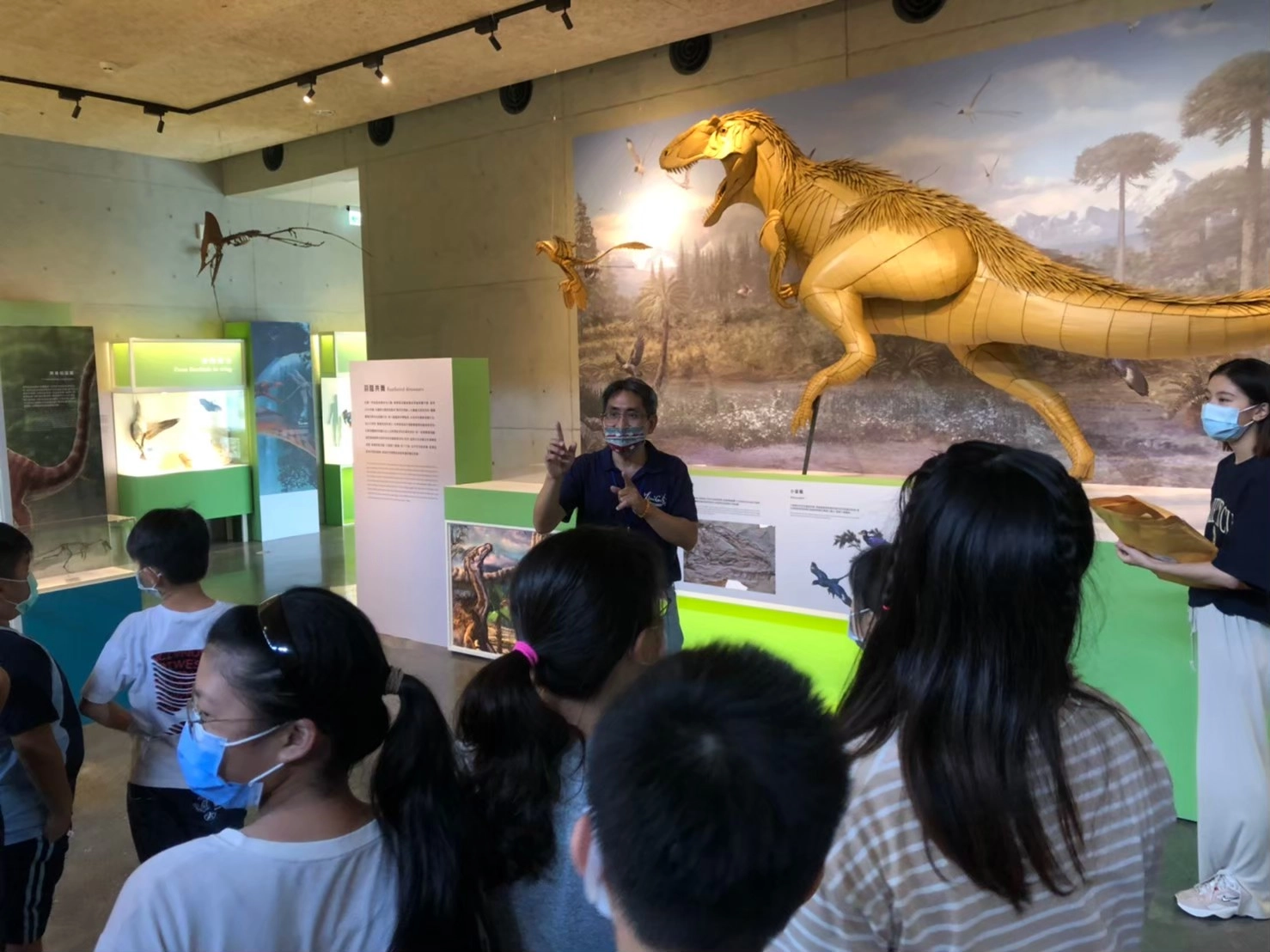 光榮實小學生參與化石園區「恐龍與鳥演化故事」特展,探討生命起源。