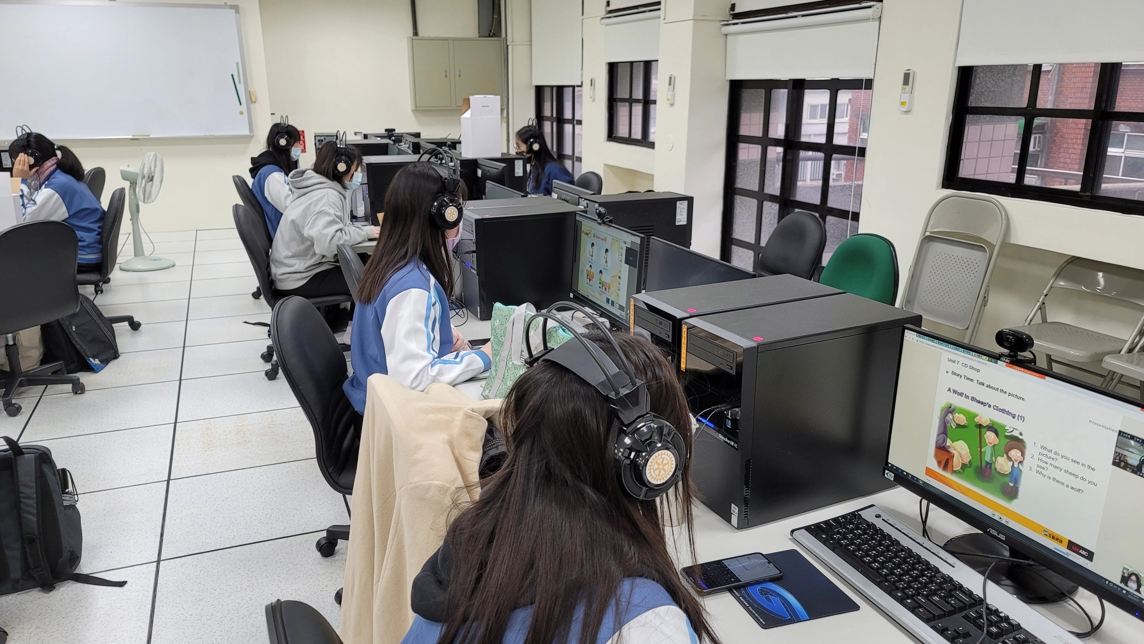 國立蘭陽女子高中雙語實驗班學生,透過參與「偏鄉英文教育計畫」,展現其英語教學能力