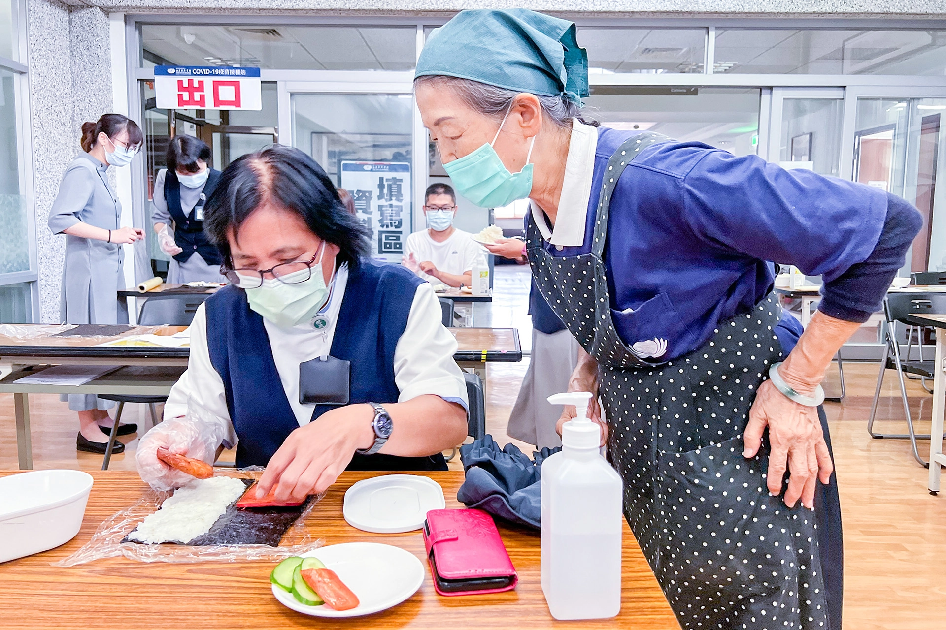 玉里慈濟醫院健康促進中心舉辦紓壓課程,讓同仁體驗手作蔬食料理。