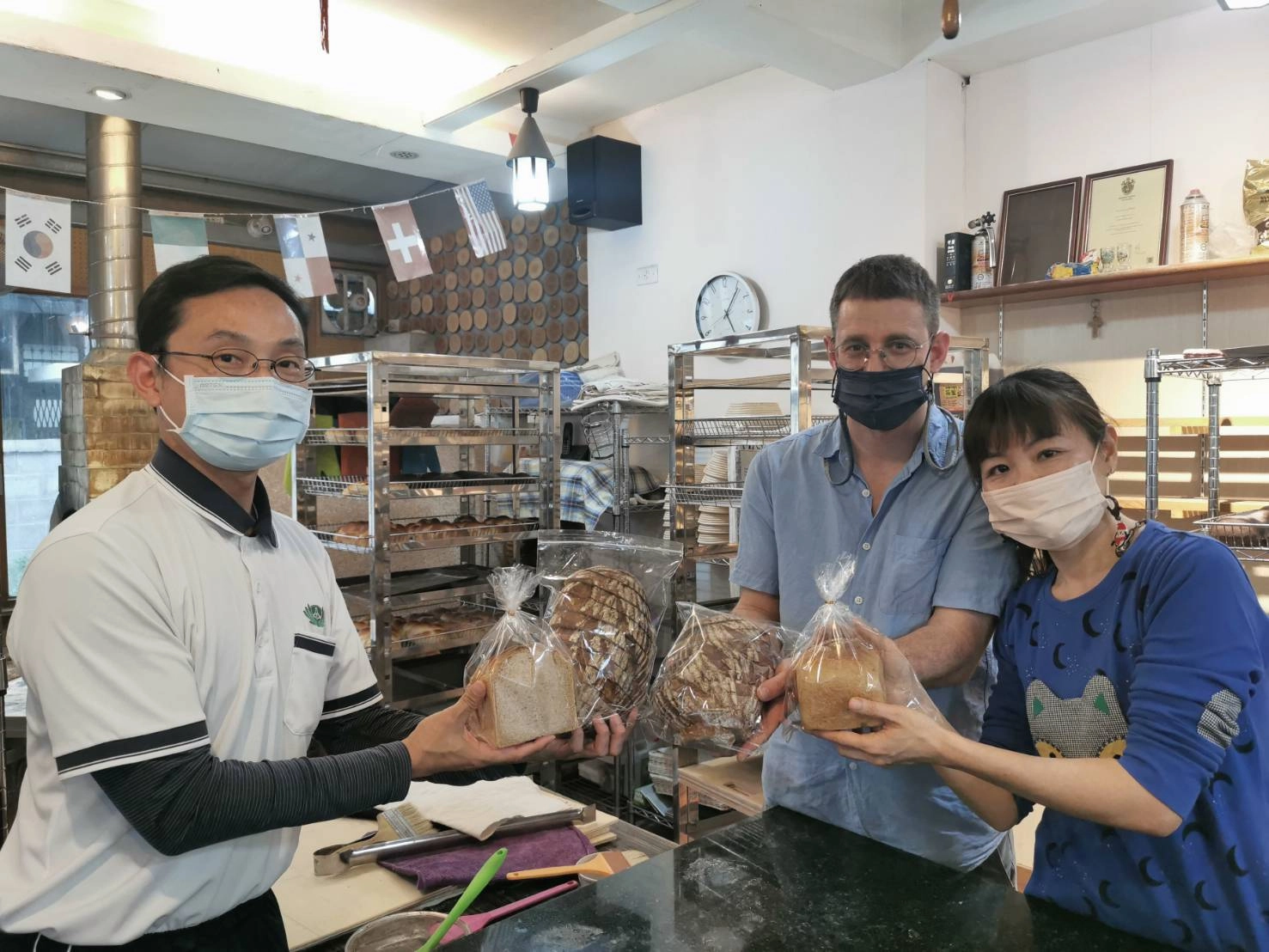 康庭老師和逸庭老師利用假期,手作麵包提供給居家隔離的教職同仁