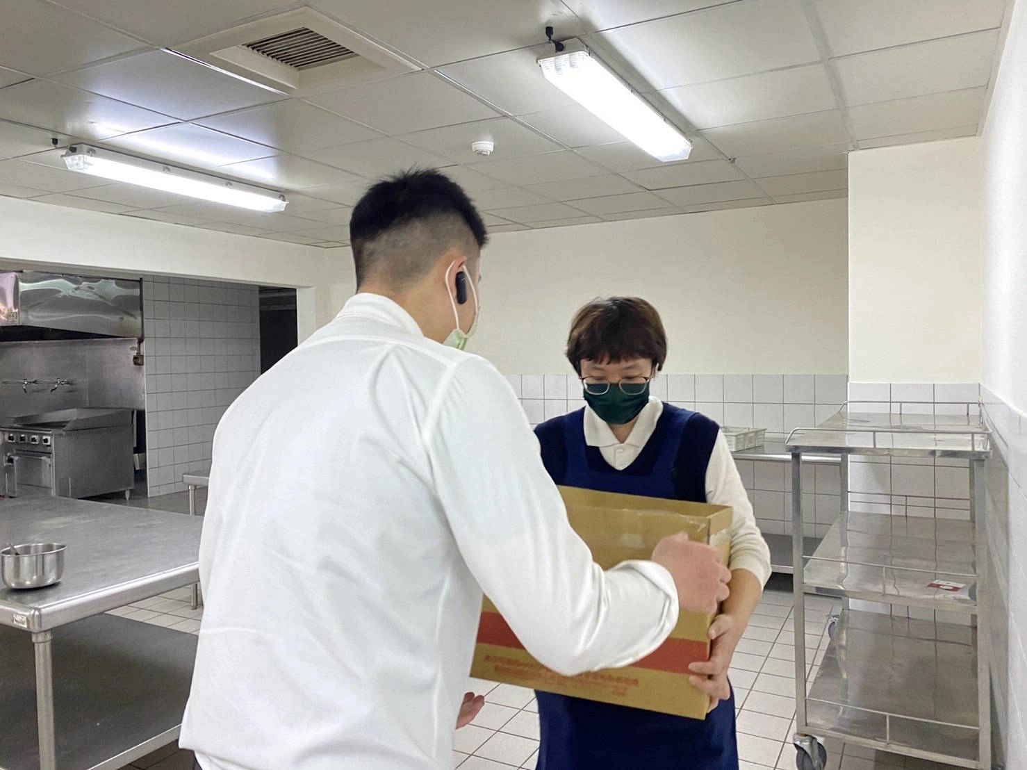 居家隔離有送餐需求者皆由人文處及總務處協助處理