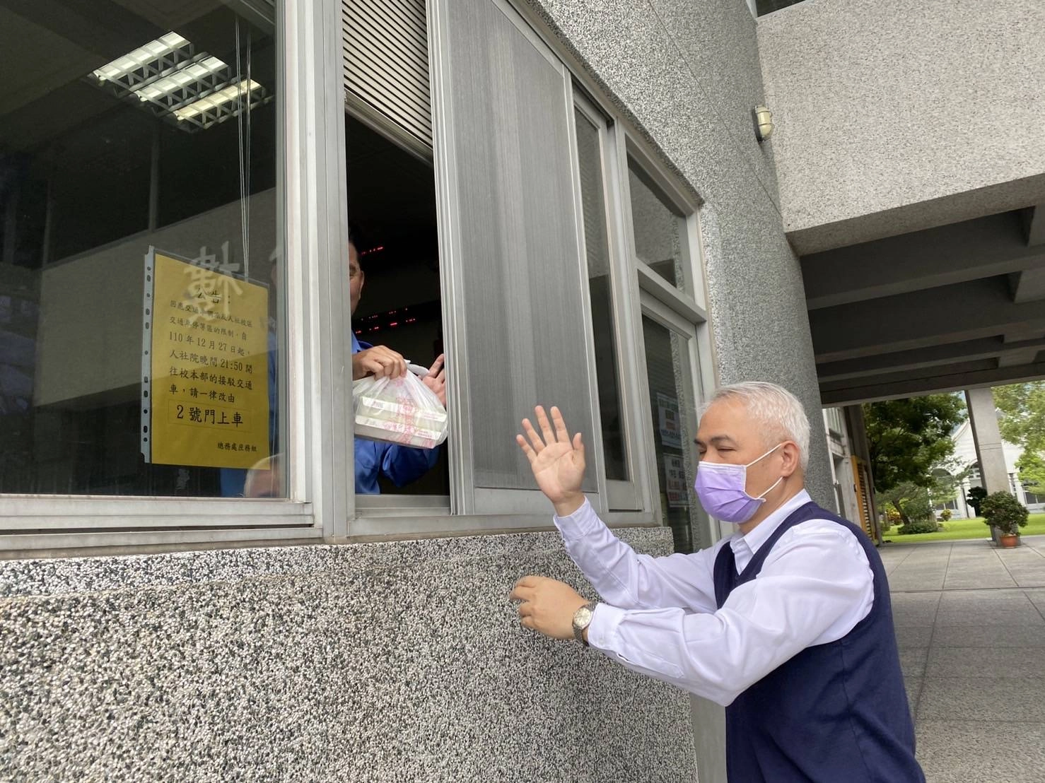居家隔離有送餐需求者皆由人文處及總務處協助處理