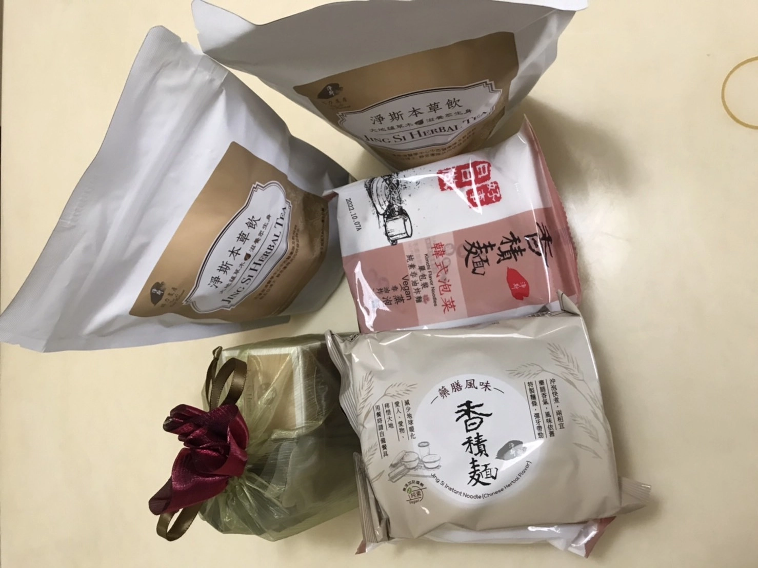 精舍師父送來的愛心, 讓居家隔離同仁備感溫馨