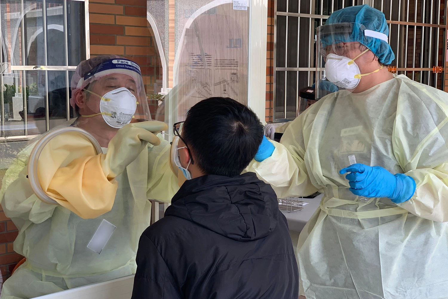 臺中慈濟醫院配合臺中市衛生局,為新社高中師生及鄰近鄉親做快篩。