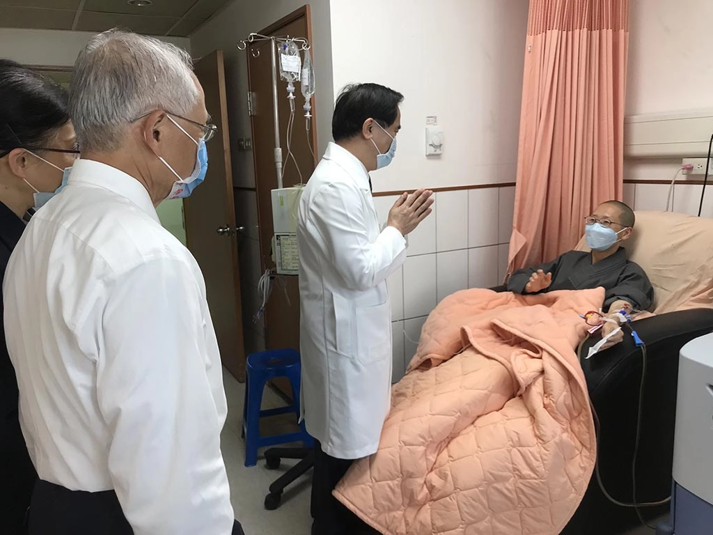花蓮慈濟醫院林欣榮院長前往關懷靜思精舍德惟法師捐贈幹細胞過程。
