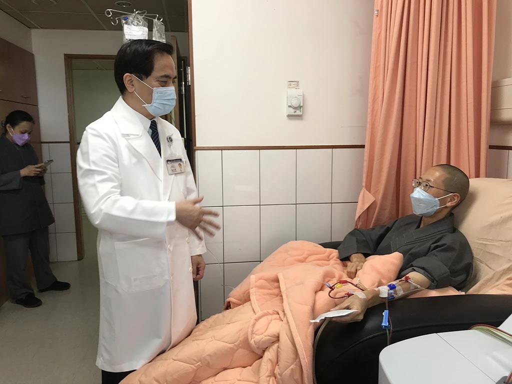花蓮慈濟醫院林欣榮院長前往關懷靜思精舍德惟法師捐贈幹細胞過程。