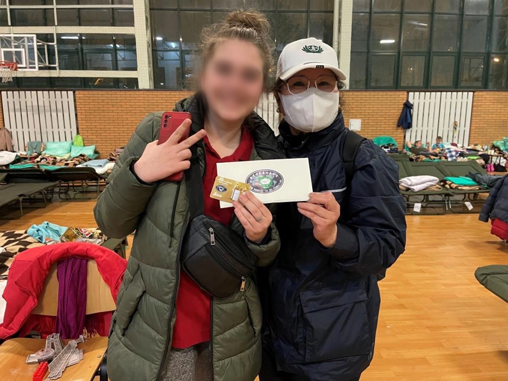 慈濟在波蘭協助烏克蘭難民物資發放,現金購物卡讓受幫助的烏克難難民較方便購物。