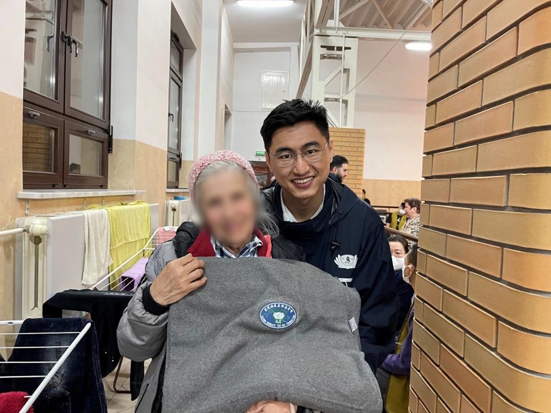 花蓮慈濟大學畢業,在盧布林就讀醫學院的醫學生Joey Chen(右),加入了慈濟援助烏克蘭人的救援行動。