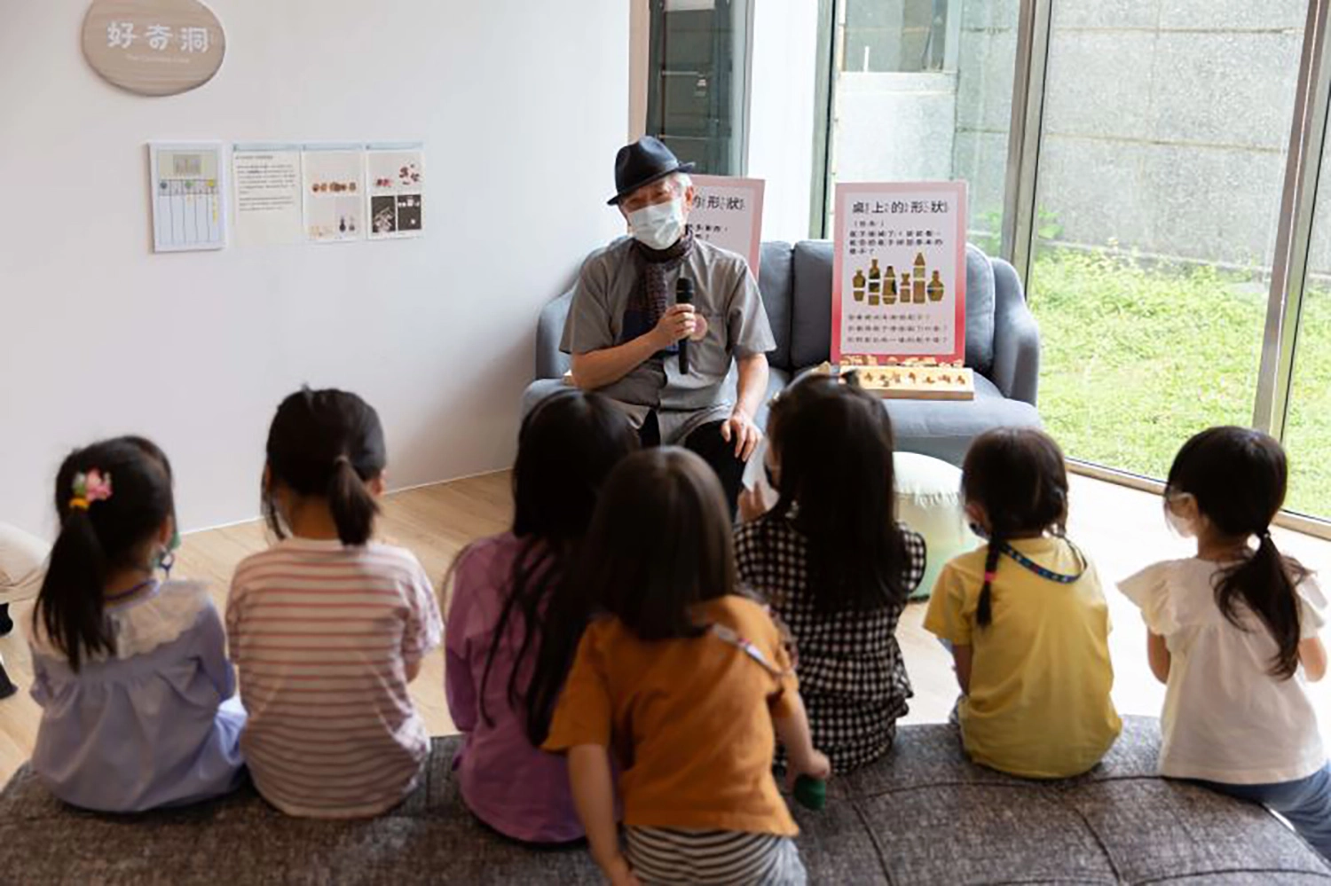 「腦洞一起開:臺灣兒童藝術基地遊戲開發工作坊」館長與小朋友打勾勾,下半年基地開放再來一起玩。