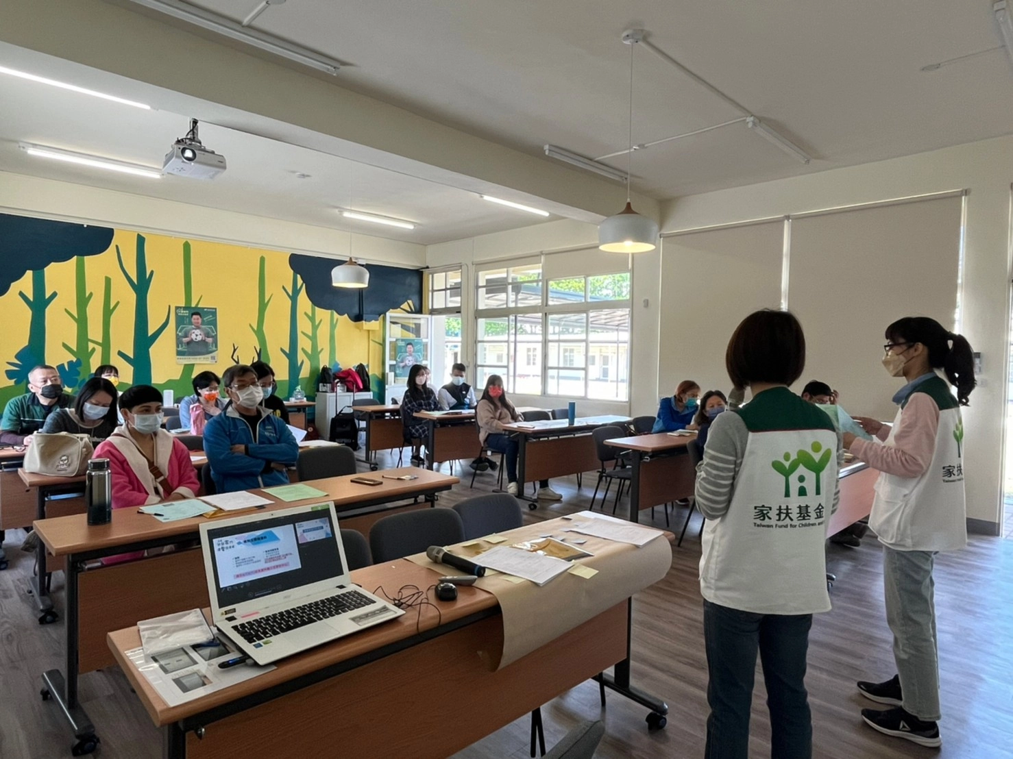 花蓮家扶社工於招募說明會上,帶出席家長更認識寄養服務。