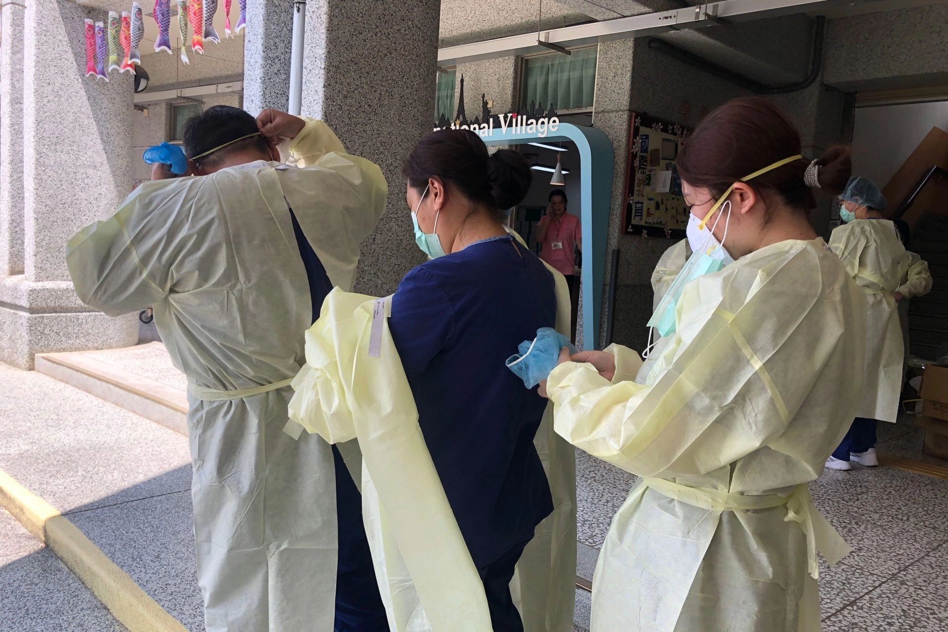 臨時增加採檢對象,醫護休息片刻後再次整裝上陣。
