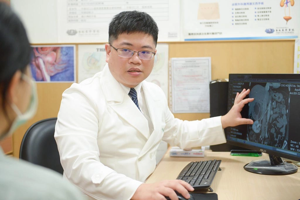 許俊凱醫師說明嗜鉻細胞瘤手術進行方式。(示意圖)