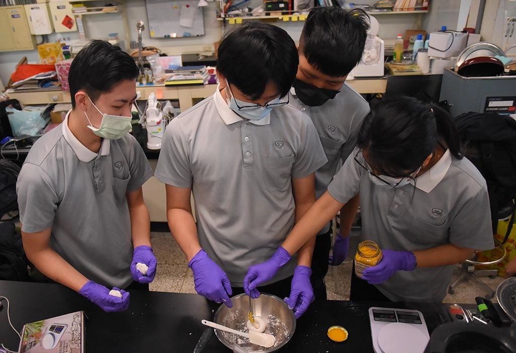 慈濟科技大學農業生醫團隊聚 焦在原住民最熟悉也最傳統的野菜,提升經濟產能,開發成亮點產業。