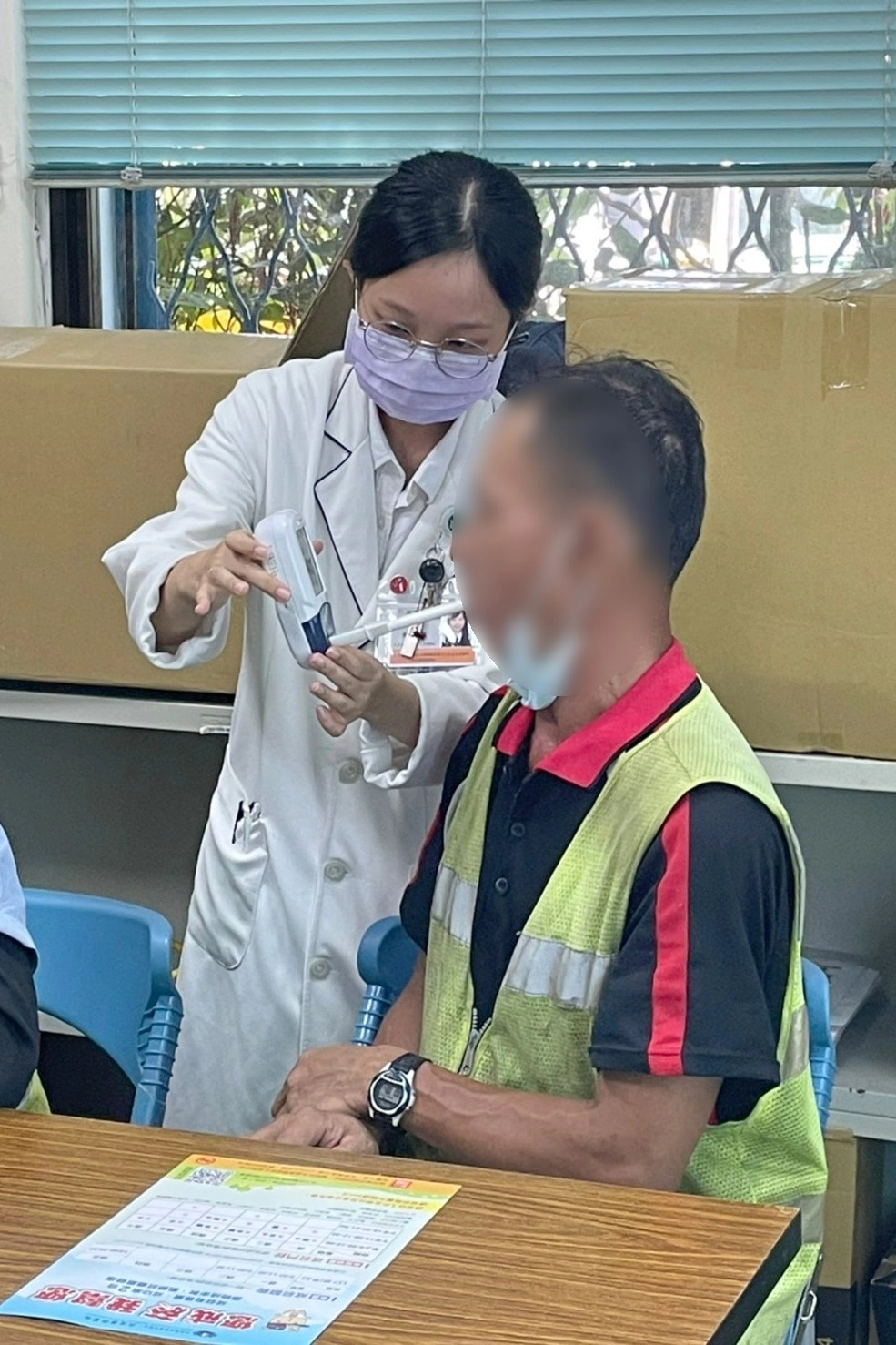 戒菸衛教師在職場菸害講座做一氧化碳濃度測試，檢測吸菸量。