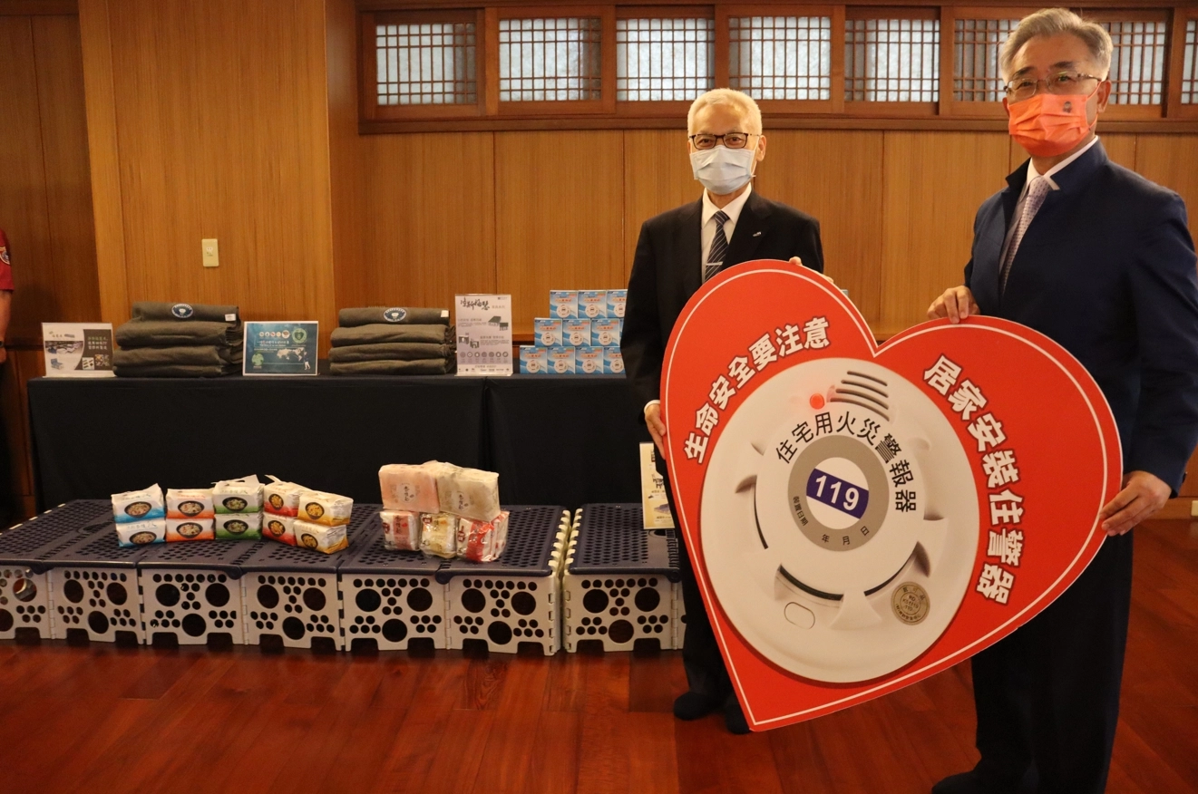捐贈儀式由慈濟基金會張宗義副執行長(左)、高雄市政府消防局代理局長王志平(右)互為代表。