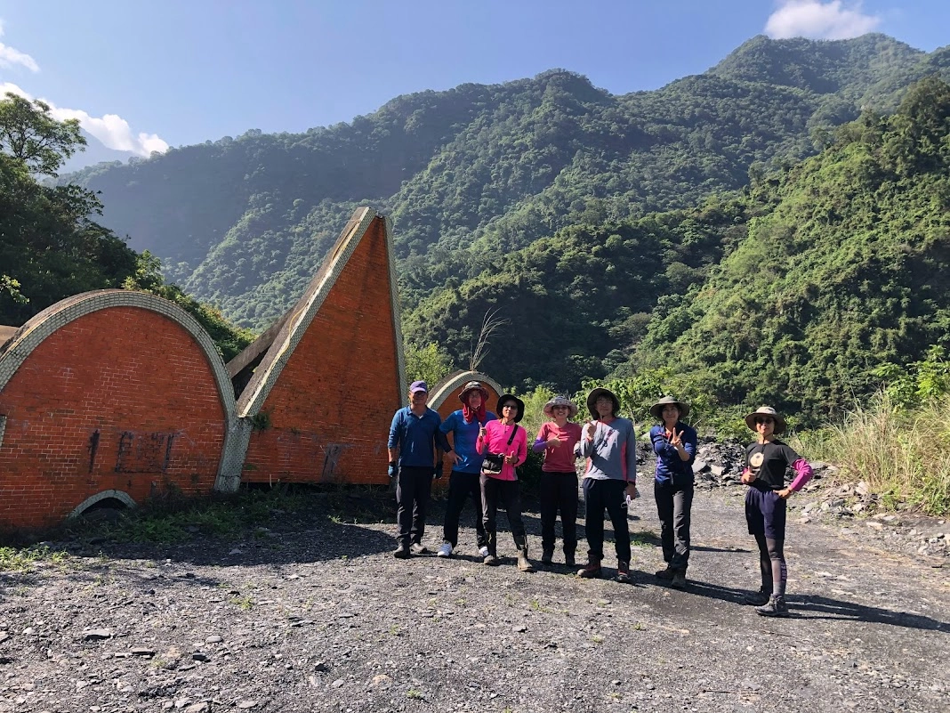 教師們見證八八風災後的新好茶只剩教堂屋頂,其餘皆淹沒在土石之間。